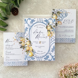 Suite de faire-part de mariage citron et carreaux bleus. Faire-parts personnalisés sur le thème méditerranéen/italien. Imprimé professionnellement. Motif recto-verso.