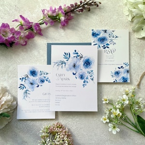 Suite d'invitations de mariage florale, bleu poussiéreux. Carte RSVP et informations sur les invités ou menu. Ensemble d'invitations de mariage bleu. Échantillon non personnalisé