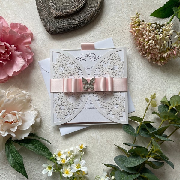 Échantillon d’invitation de mariage fait à la main | Conception de papillon | Argent blanc et fard à joues | Ruban | Embellissement papillon en cristal | RSVP | Coupe au laser