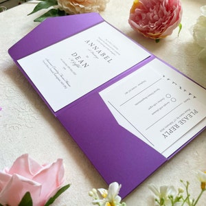 Schlichtes und stilvolles, schimmerndes lila Taschenfalt-Hochzeitseinladungsset – anpassbare Typografie. Beinhaltet RSVP und Gästeinformationen.
