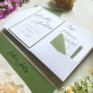 "Taschen-Hochzeits-Einladungs-Set ""Pocket"" in Weiß & Salbeigrün - Minimal Modern Style mit Schöner Typografie - Personalisiert."