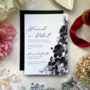 Schwarze & weiße Hochzeitseinladung und Umschlag. Floral Monochrome Zeitgenössisch. Nicht personalisiertes Muster.