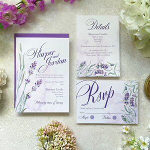 Lavendel Blumenhochzeits-Einladungs-Set. Antwortkarte und Detailkarte. Lila Umschlag. Doppelseitige Antwortkarte. Allgemeines, nicht personalisiertes Muster.