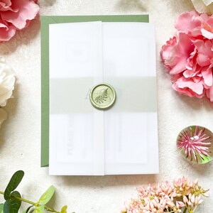 Elegantes Minimal Hochzeitsanzug in Sage Grün | Modernes Pergamenteinladungs-Set. Personalisiert mit Ihnen Details.