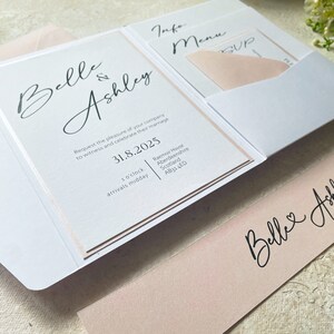 Hochzeitseinladungsset im Taschenformat – Weiß und Blush, minimalistischer zeitgenössischer Stil – personalisierte Einladung, Menü, Gästeinformationen – wunderschöne Typografie