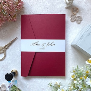 Faire-part de mariage avec pochette. Rouge foncé/bordeaux. Carte RSVP et informations sur le client ou menu inclus. Echantillon non personnalisé