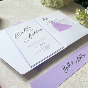 Minimalistisches Taschen-Hochzeitseinladungsset in Weiß und Lila mit RSVP, zeitgenössischem Stil, wunderschöner Typografie, vollständigen Einlagen und Umschlägen im Lieferumfang enthalten