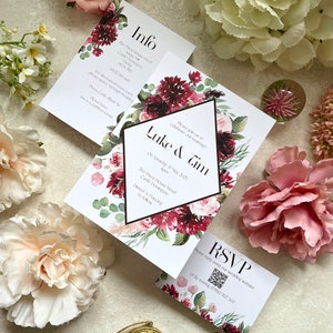 Fesselnde Hochzeitseinladungssuite mit Blumenmuster in Burgunderrot, mit Umschlageinlage und Wachssiegel | Einladung, Gästeinformationskarte, RSVP inklusive