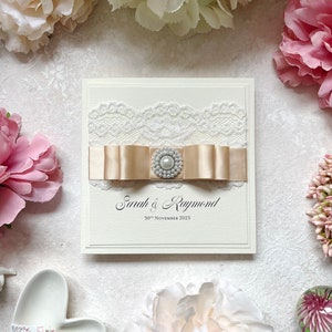 Handgemachte Hochzeitseinladung Muster. Mit Vintage Stil Spitze, Plissee Band & Perlen Verzierung. Inklusive RSVP Karte, Gästeinfo und Menü.