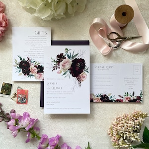 Beispiel für eine Hochzeitseinladung mit Blumenmuster. Plum & Blush Einladungs-Set mit Antwortkarten und Menükarte. Professionell gedruckt.