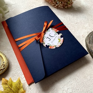 Hochzeitseinladungs-Set für die Brautjungfern und die Brautjungfern - Hochzeitseinladungs-Set - Aquarellgeblümte, Schleifenband, Antwortkarte, Satinband und Anhänger