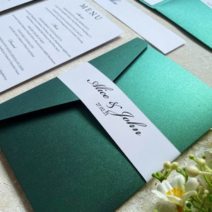 Elegante Hochzeitseinladung im Green Pocket mit Antwortkarten-Postkarte - inklusive personalisierter Details