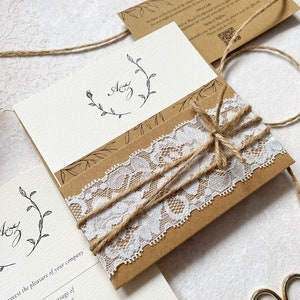 Faire-part de mariage de poche rustique en dentelle et ficelle uniques - personnalisables et élégants. Carte détaillée et RSVP QR inclus