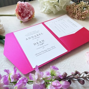 Elegantes Fuchsia Pocket Fold Hochzeitseinladungs-Set mit Antwortkarte & Informationskarte - Alice Collection. Personalisiert und bedruckt.