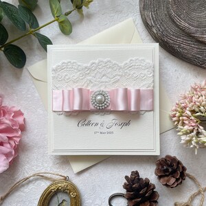 Handgemachte Hochzeitseinladung Muster. Mit Vintage Stil Spitze, Plissee Band & Perlen Verzierung. Inklusive RSVP Karte, Gästeinfo und Menü.