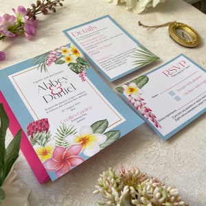 Tropisches Hochzeitseinladungs-Set, Muster. Hibiskus Blumen und Grün. Zielort lädt für eine Hochzeit im Ausland ein. Info, RSVP, Gedruckt.