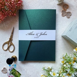 Waldgrün Pocket Falten Hochzeitseinladungs-Set. Antwortkarten- und Gastinformationen oder Menü. Gärtnerinnen Grün einladen. Personalisiert mit Ihren Details.