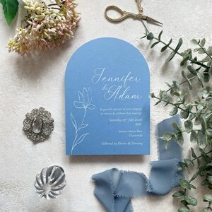 Faire-part de mariage élégant de forme arquée - Bleu et blanc avec enveloppes blanches - Personnalisation avec vos coordonnées