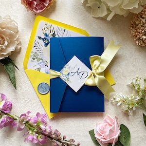 Elegante Hochzeitseinladung in Royalblau und Gelb mit Antwortkarten und Antwortkarten. Einzigartiges Design mit Satinschleife und Namensschild