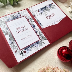 Taschenfalteinladungsset für die winterliche Hochzeit – Festliche Blumen und Grünpflanzen in tiefrotem Schimmer – RSVP-Karte und Wachssiegel inklusive