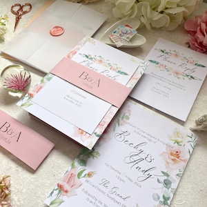 Pfirsichfarbenes Blumen-Hochzeits-Briefpapier-Set mit Antwortumschlag-Option. Personalisiert