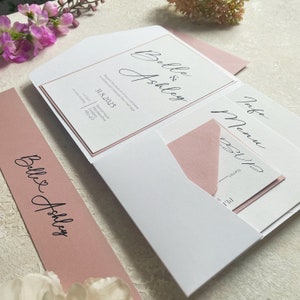 Elegantes Hochzeitseinladungsset in Weiß und Altrosa | Personalisiertes RSVP, Menü | Schöne Typografie | Minimaler zeitgenössischer Stil
