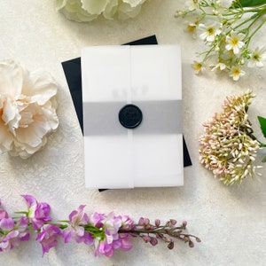 Hochwertige Hochzeitseinladung mit elegantem Wachssiegel und Pergamentverpackung. Farbgestaltung Schwarz, Grau, Weiß. Komplette Reihe mit Antwortkarten