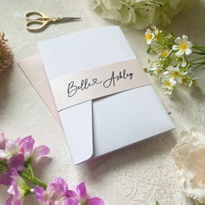 Elegante Pocket Fold Hochzeitseinladungen - Weiß & Blush mit schöner Typografie - personalisiertes Set mit Antwortkarte, Menü, Gästeinfo