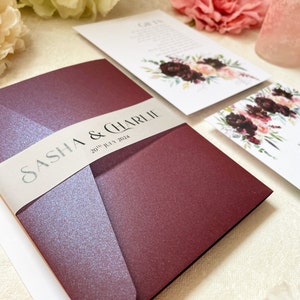 Aquarell-Blumen-Sasha-Taschenfalt-Hochzeitseinladungsset mit RSVP-Postkarte – anpassbar und elegant. Pflaume/Wein Tiefviolett.