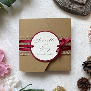 Handgemachte Hochzeitseinladung Muster. Im rustikalen Stil mit hessischem & weinrotem Band. Inklusive RSVP Karte, Gästeinfo und Menü/Geschenkgedicht