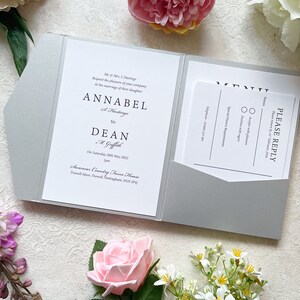 Elegantes silbernes Taschen-Hochzeitseinladungsset mit RSVP-Karte – Alice-Kollektion. Personalisiert und mit Ihren Daten bedruckt.