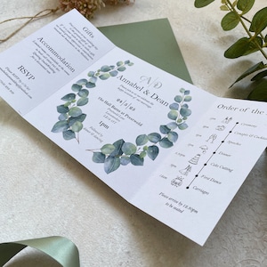 Eukalyptus Gatefold Hochzeitseinladung. Enthält RSVP Details, Informationen und Hochzeit Timeline. Nicht personalisiertes Muster