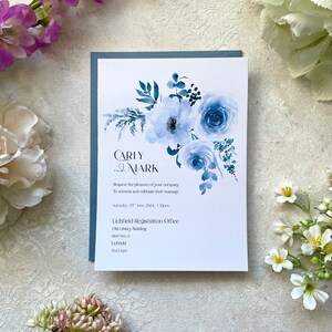 Dusty Blue Hochzeitseinladung & Umschlag. Aquarell Blumenhochzeit einladen. Rosen und Blüten in altblau. Nicht personalisiertes Muster