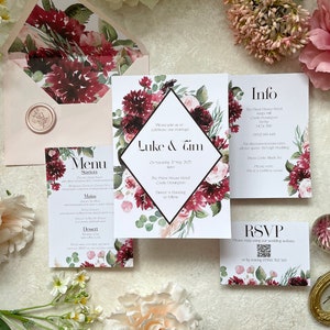 Elegantes burgunderrotes Hochzeitseinladungs-Set mit Umschlag Liner und Wax Siegel Option. Inklusive 2 Einleger für Informationen und einer Antwortkarte.