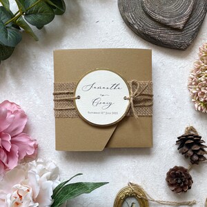 Échantillon d’invitation de mariage fait à la main. Dans un style rustique avec toile de jute et ficelle. Comprend une carte RSVP, des informations sur les invités et un menu/poème cadeau