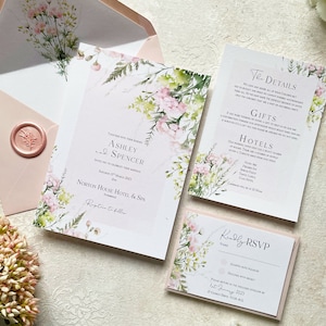 Blush Florale Hochzeitseinladungssuite | Personalisiert und gedruckt | Elegantes Salbeigrün und errötende Blumen | RSVP-Karte und Infokarte im Lieferumfang enthalten