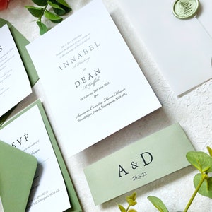 Salbeigrüne und weiße Pergamenteinladungs-Reihe mit Wachs-Siegel | Minimalistisches Hochzeitspapeterie-Set. Vollständig mit Ihren Details personalisiert