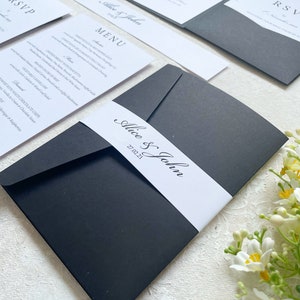 Matte Black Pocket Falten Hochzeitseinladung Set. Antwortkarte & Gastinformationen oder Menü. Personalisierte und gedruckte Hochzeitseinladung Set