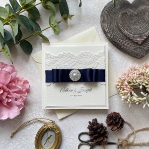 Handgemachte Hochzeitseinladung Muster. Mit Vintage Stil Spitze, Plissee Band & Perlen Verzierung. Inklusive RSVP Karte, Gästeinfo und Menü.