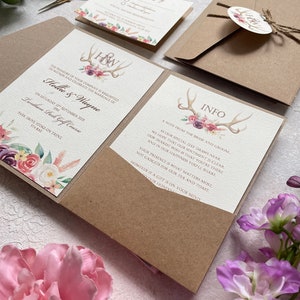 Rustikales Hochzeitseinladungsset mit Aquarellblumen, Hirschgeweih und Monogramm – Taschenfaltstil, vollständig personalisiert mit Einlagen.