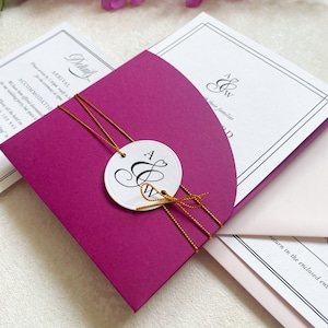 Einzigartige Orchidee / Pflaume gewölbte Tascheneinladung mit kreisförmigem Monogramm, Einladung, Antwortkarte und Informationskarte. Mit Blush Umschläge