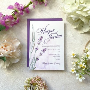 Lavendel Aquarell Blumenhochzeitseinladung & Umschlag. Wildblumen Designs. Lila Umschläge. Nicht personalisiertes Muster.