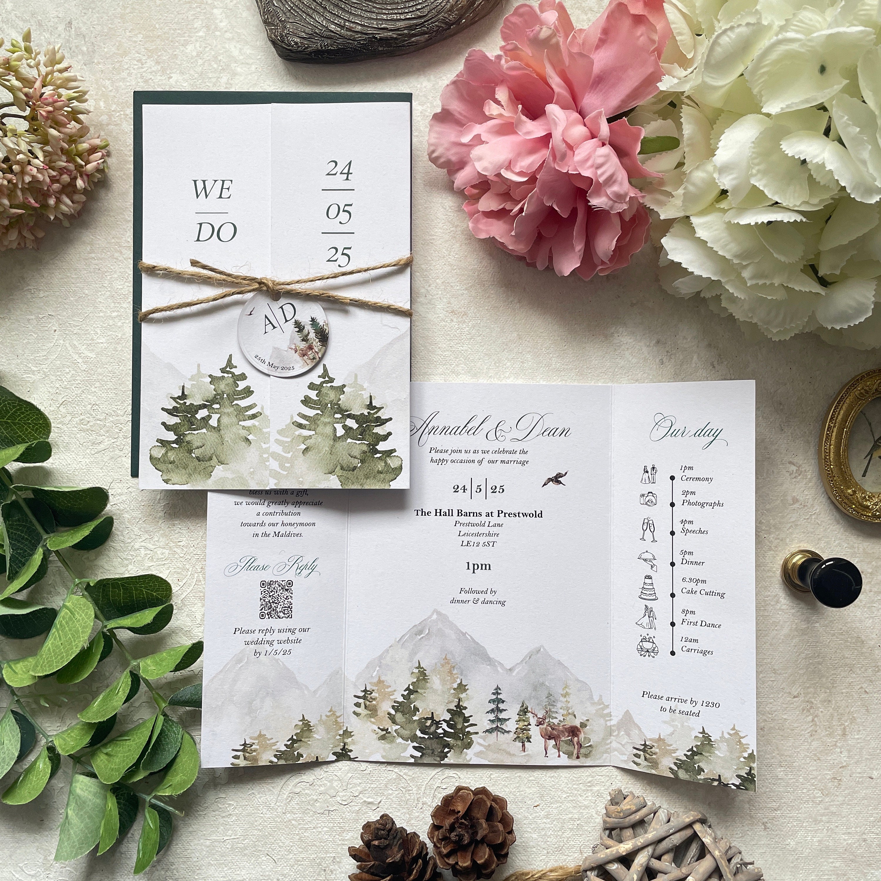 Faire-part de mariage Forest Mountain Gatefold. Comprend les détails de la réponse, des informations et la chronologie du mariage. Entièrement personnalisé et imprimé