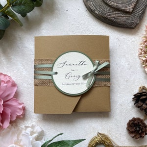 Rustikale Einladungskarte. Hochzeitseinladung. Juteband & salbeigrüne Schleife. Inklusive Antwortkarte, Gastinfo und Menü / Geschenkgedicht in einer Tasche.