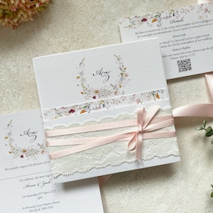 Faire-part de mariage unique en dentelle et fleurs sauvages - personnalisables et élégants. Carte détaillée et RSVP QR inclus