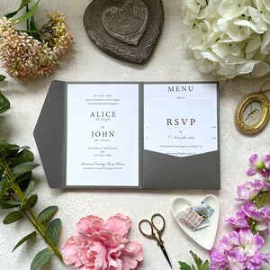 Dunkelgraue Taschen Hochzeitseinladung. UAWG-Karte & anpassbare Gästeinformationen oder Menü enthalten. Nicht personalisiertes Mustereinladungsset.