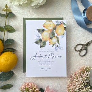 Invitations de mariage à thème sicilien/méditerranéen - Destination. Conception de citrons et de verdure. Style simple et minimal. Échantillon non personnalisé.