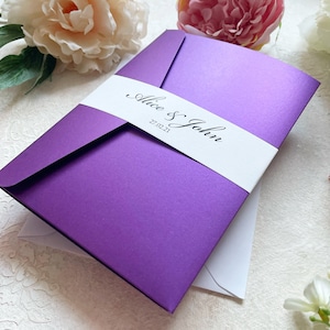 Lila Taschenfalt-Hochzeitseinladungsset. RSVP-Karte und Gästeinformationen oder Menü. Nicht personalisierte Beispiel-Hochzeitseinladung
