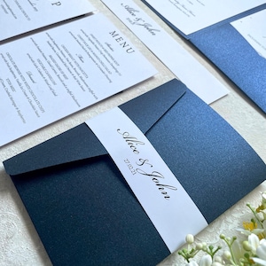 Marine Hochzeitseinladungsmuster nicht personalisiert. blaue Tasche falten mit Antwortkarte & Gäste-Informationen / Menü komplett. 13x18 mit Umschlägen