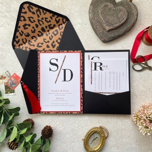 Leopard Muster-Hochzeitseinladung. Taschenfaltendesign. Antwortkarten im alternativen Stil & Gästeinformationen. Rote Quaste. Nicht personalisiertes Muster